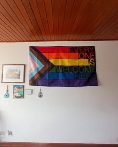 Bandera Pride "Every one is welcome here" en internet