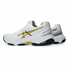 ZAPATILLA ASICS NETBURNER BALLISTIC FF STAND 3 HOMBRE BLANCO/DORADO - Indoor Market