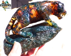 Majestuosa Escultura Jaguar de Ámbar con Base de Madera - Chiapas Mágico