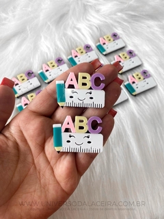 Aplique em Acrílico Régua ABC - Tema Escolar - 4cm x 4,5cm