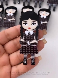 Aplique em Acrílico Wandinha - Tema Família Addams - 8cm