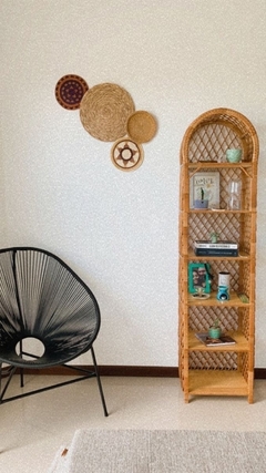 ESTANTE DE VIME MODELO ESTREITA feita por artesaos brasileiros decorada com vasos e livros