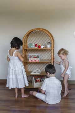 ESTANTE DE VIME MODELO INFANTIL  decorada com suvenirs e crianças brincando em volta