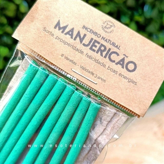 Incenso artesanal de Manjericão verde folha, fundo com parede de folhas verde escuro, rótulo em papel kraft marrom