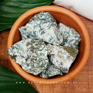 Pedra Ágata musgo bruta no pote de ceramica e folhas verdes