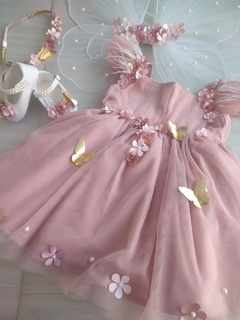 Vestido Jardim Encantado Rosé, asa de borboleta e acessorio de cabelo