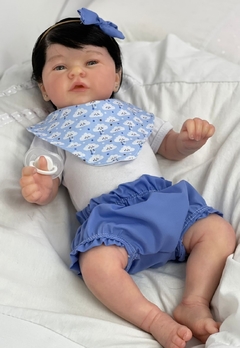 Boneca bebe reborn menino corpo de silicone roupa azul com babador