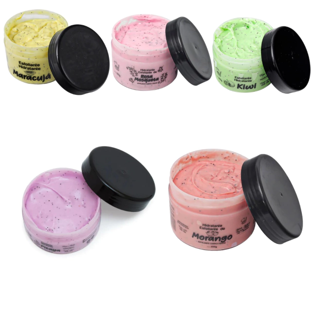 Vários potes de hidratante esfoliante para rosto e corpo, incluindo sabores de maracujá, rosa mosqueta, kiwi, morango e lavanda.