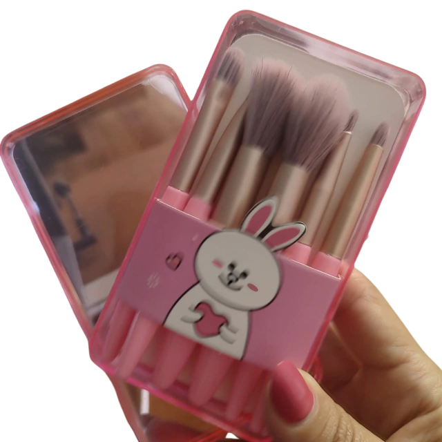 Conjunto de pincéis de maquiagem em uma embalagem rosa com estampa de coelho.