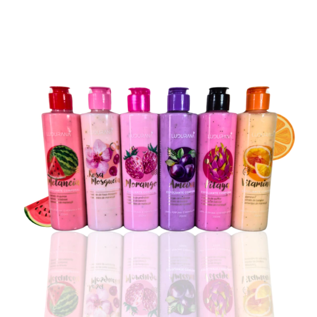 Frascos de esfoliante corporal da marca Ludurana, com diferentes fragrâncias de frutas como melancia, rosa mosqueta, morango, ameixa, pitaya e vitamina C.