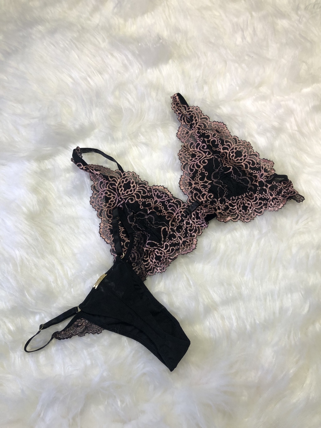 Bralette Underwear- moda lingerie a mostra - sutiã com renda