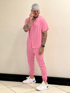 Conjunto unissex camisa + calca jogger rosa