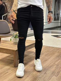 calça jeans super skinny levva preta rasgo no joelho - comprar online