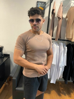 camiseta masculina basica canelada - marrom - comprar online