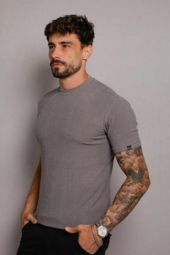 camiseta gola média malha canelada - cinza
