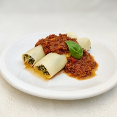 Canelones envueltos en queso con salsa bolognesa