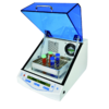 INCUBADORA DE BANCADA, DIGITAL, COM AGITADOR DE MOVIMENTO CIRCULAR (ORBITAL), COM CONTROLE DA TEMPERATURA 4° C ACIMA DA AMBIENTE ATÉ 60° C, EQUIPADA COM PLATAFORMAS PARA FRASCOS 12X100/150ML, 6X250/300ML, 2X500ML, PLACAS DE PETRI, VELOCIDADE REGULÁVEL DE 50 A 300 RPM, COM TIMER