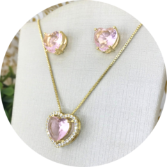 Conjunto de coração cravejado rosa claro banhado em ouro 18k