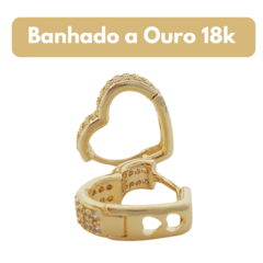 Imagem do Argolinha cravejada 2 fileira M coração banhada a ouro 18k - Argola de coração com brilho