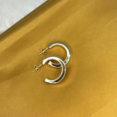 Argola larga aberta com tarraxa banhada a ouro 18k - comprar online