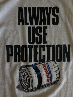 Camiseta Vintage 80s 'Always Use Protection' - G na internet