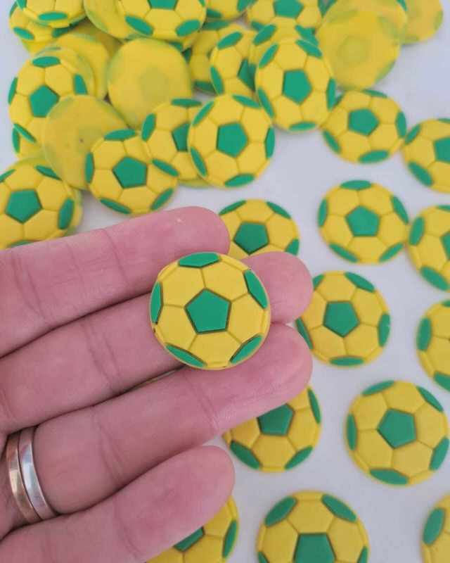 Aplique Emborrachado - Bola de Futebol Verde e Amarela - 19mm - 2un