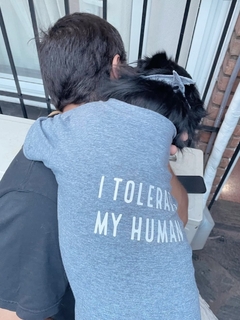 I TOLERATE MY HUMAN - Remera perro - wearemart