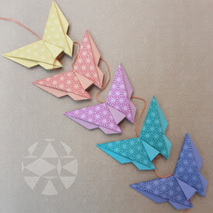 Guirnalda de mariposas x 5 - Escala Multicolor Asanoha