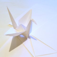 grulla de origami en opalina blanca