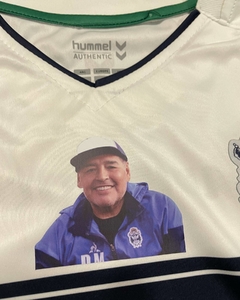 Camiseta Gimnasia 2021 Homenaje a Maradona en internet