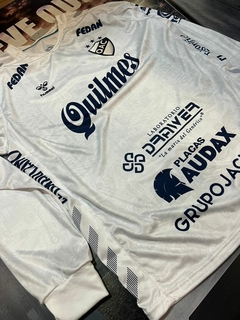 Camiseta Quilmes Manga Larga Blanca 2023 Hummel - comprar online