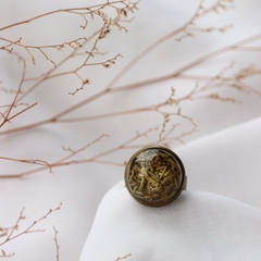 anel de metal ajustável com alecrim e resina - cor ouro-velho