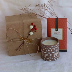 caixa de madeira com vela vegetal de baunilha e sachê perfumado