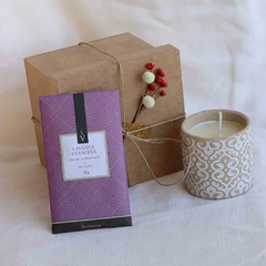 caixa de madeira com vela vegetal de baunilha e sachê perfumado - frô