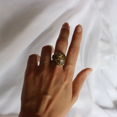 anel de metal ajustável com alecrim e resina - cor ouro-velho - frô