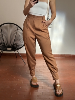 Calça cenoura - caramelo - comprar online