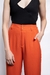 Calça reta cintura alta laranja com elástico na internet