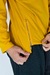 Blusa de moletinho mostarda com zíper lateral aparente e ombro deslocado