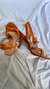 Sandália de salto fino trançada com amarração no tornozelo laranja