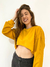 Blusa cropped moletinho mostarda ombro deslocado oversized