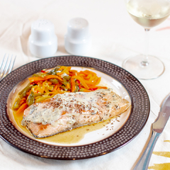 SALMON ROSADO EN CREMA DE HIERBAS