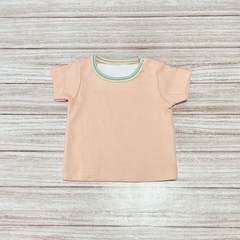 Remera en salmón pastel