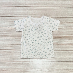 Remera blanca rositas en celeste