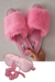 Kit-autocuidado-rosa-pantufas-de-pelúcia-máscara-de-dormir-scrunchie