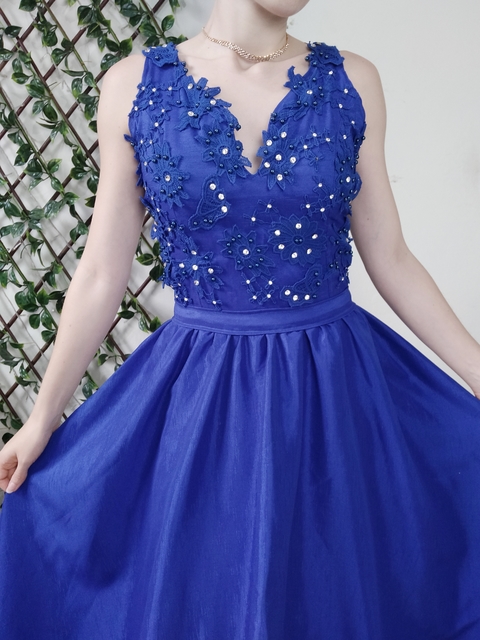 Vestido azul royal combina com deals sapato vermelho