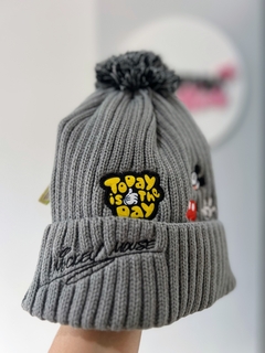 GORRO LANA CON POMPÓN “ DISNEY “ en internet