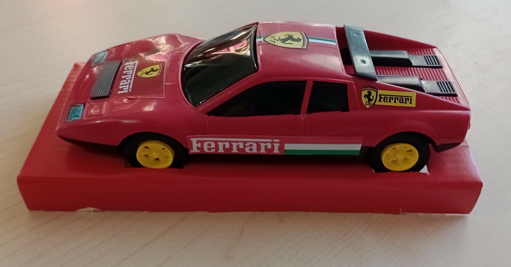 Auto Ferrari metalica Vuela el Pez Juguetes