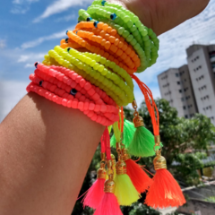 Quarteto Braceletes de Miçanga Neon e Tassel