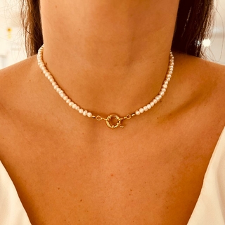 Choker de Pérola de água doce com fecho bóia dourado