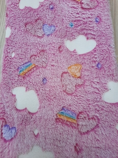 TECIDO FLEECE PELUCIADO - COR ;FUNDO ROSA COM CORAÇÕES (BRILHA NO ESCURO) 50CM X 80CM